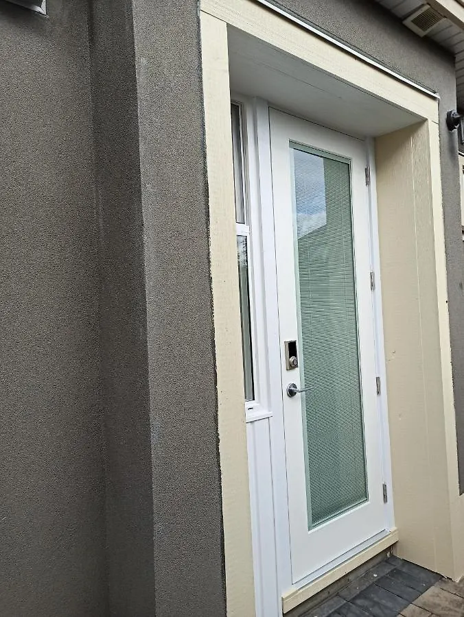 Separate 1 Bedroom Suite With Kitchen In Seaside House Richmond