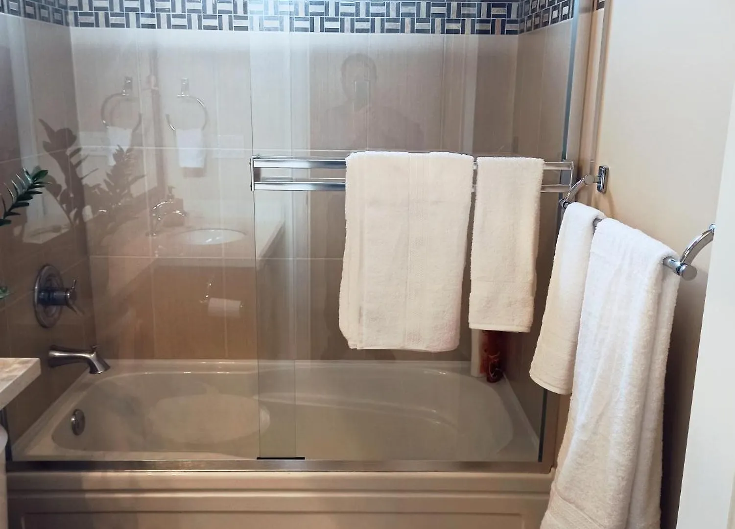 Separate 1 Bedroom Suite With Kitchen In Seaside House Richmond 0*,