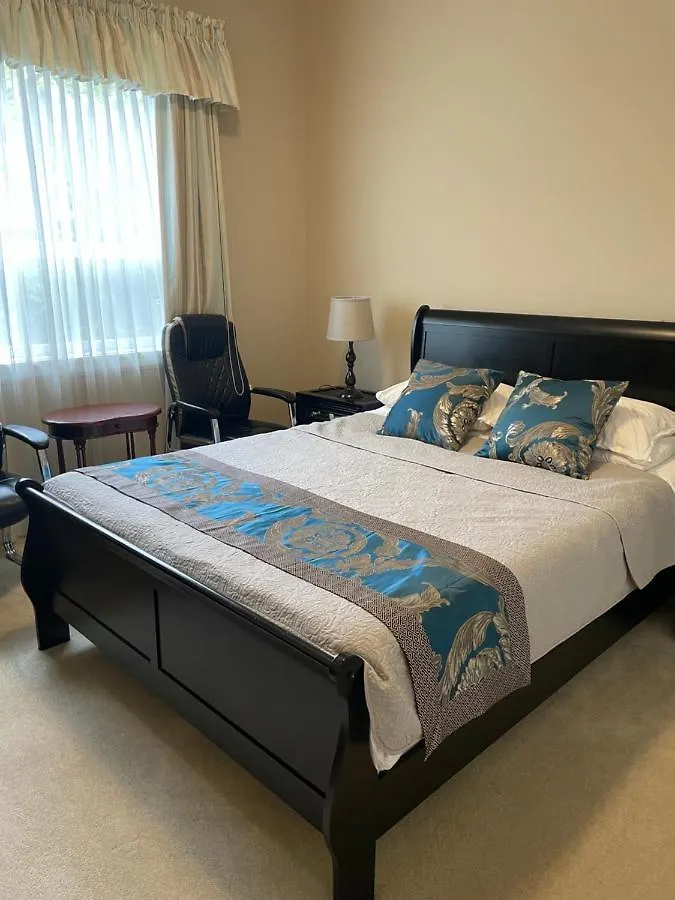 Separate 1 Bedroom Suite With Kitchen In Seaside House Richmond